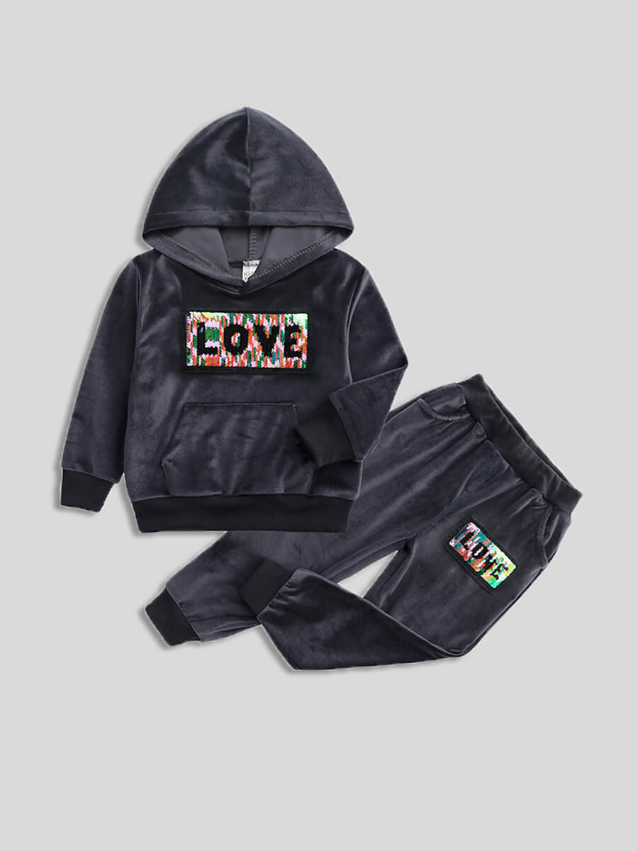 Lovely Sportswear Hooded Collar Letter Print Dark Grey Girl Two-piece Pants Set
Lovely Sportswear Hooded Collar Letter Print Dark Grey Girl Two-piece Pants Set