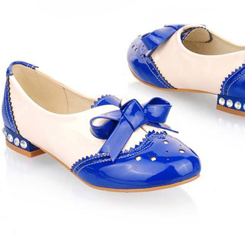 black closed toe flats