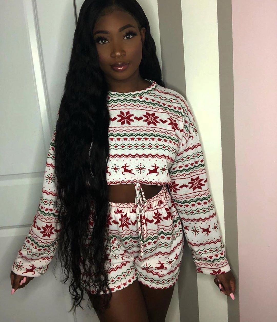 

Lovely Casual Hooded Collar Crop Top White Two-piece Shorts Set