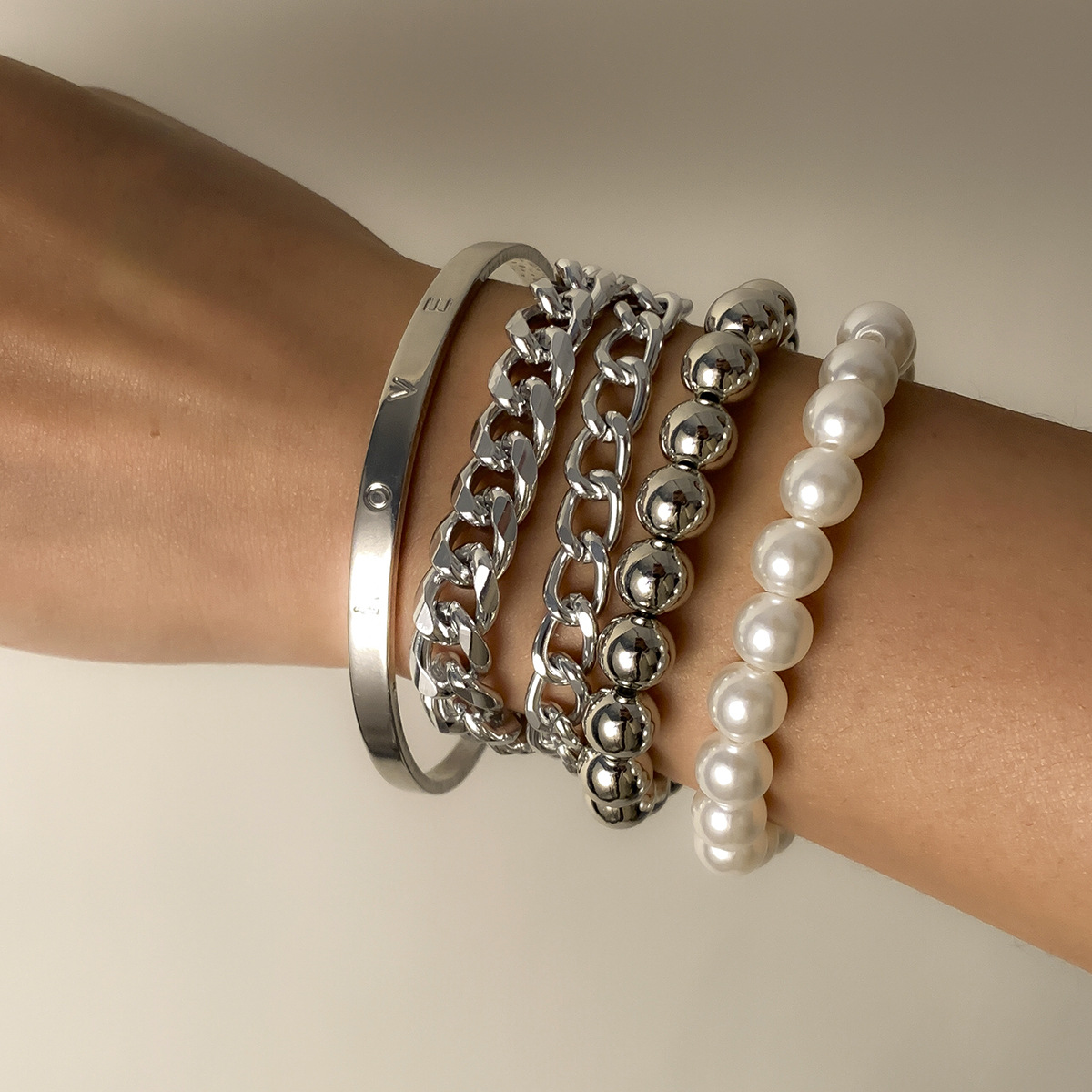

LW Street Pearl Decoration Silver 5-piece Bracelet