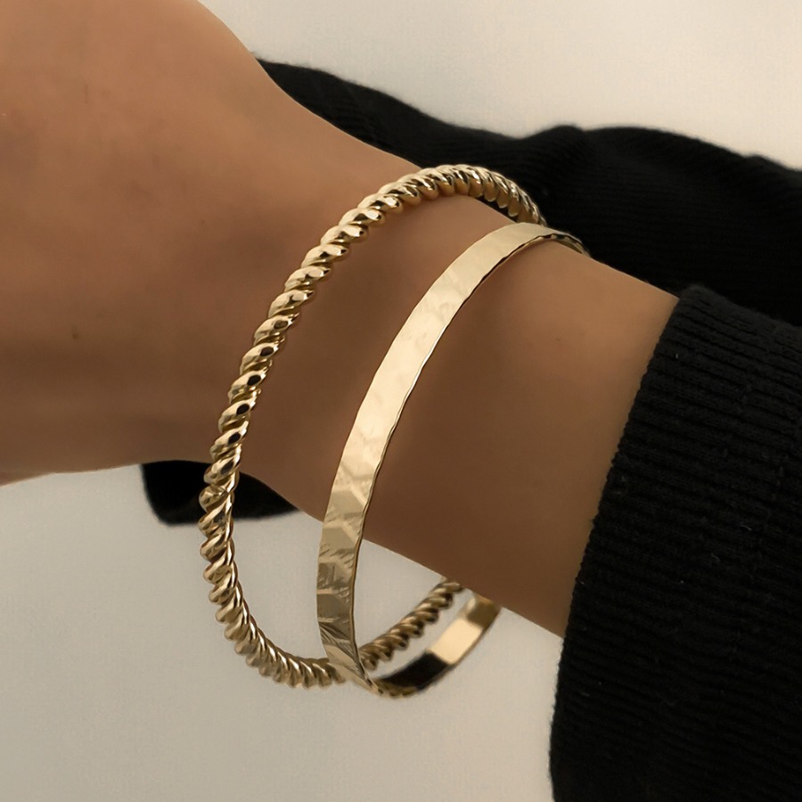 

Lovely Casual Round Design Gold Bracelet