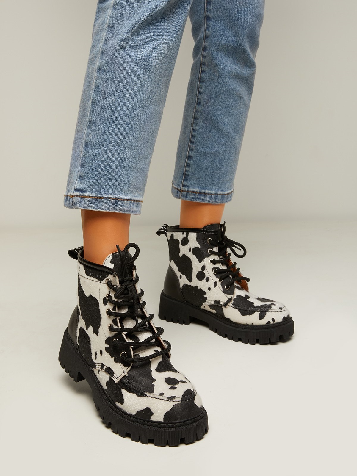 

LW Chunky Sole Cow Grain Booties