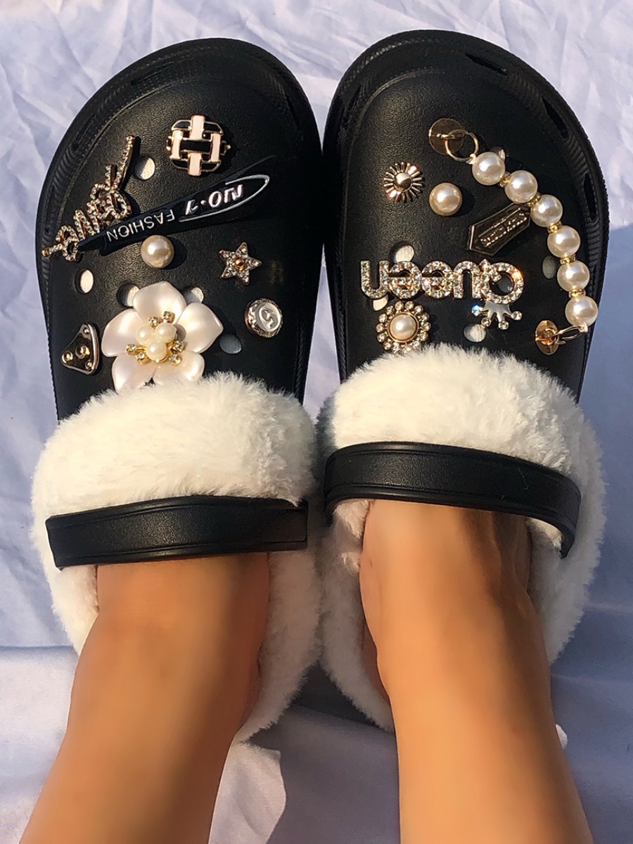 

LW Letter Pearl Decor Plush Slippers, Black