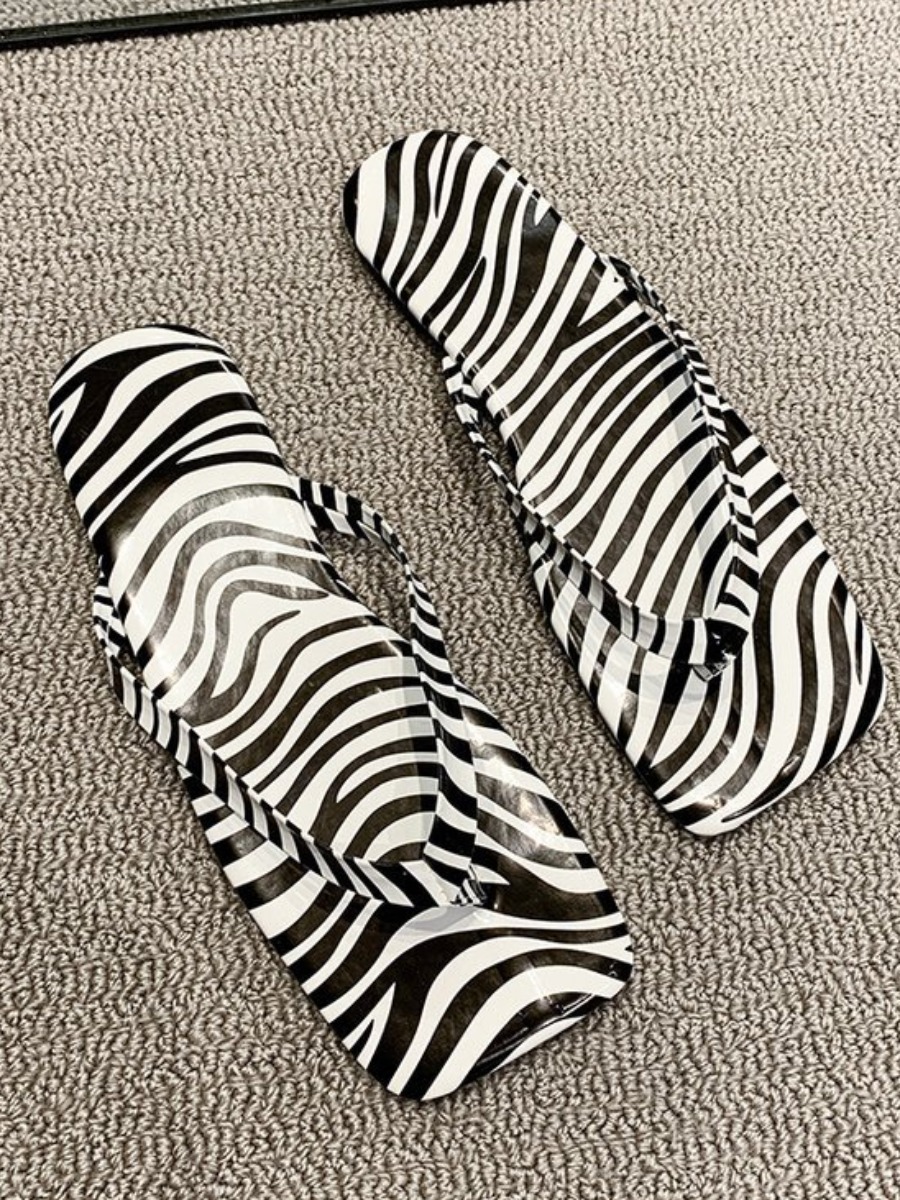 

LW Zebra Striped Slippers, Zebra stripe