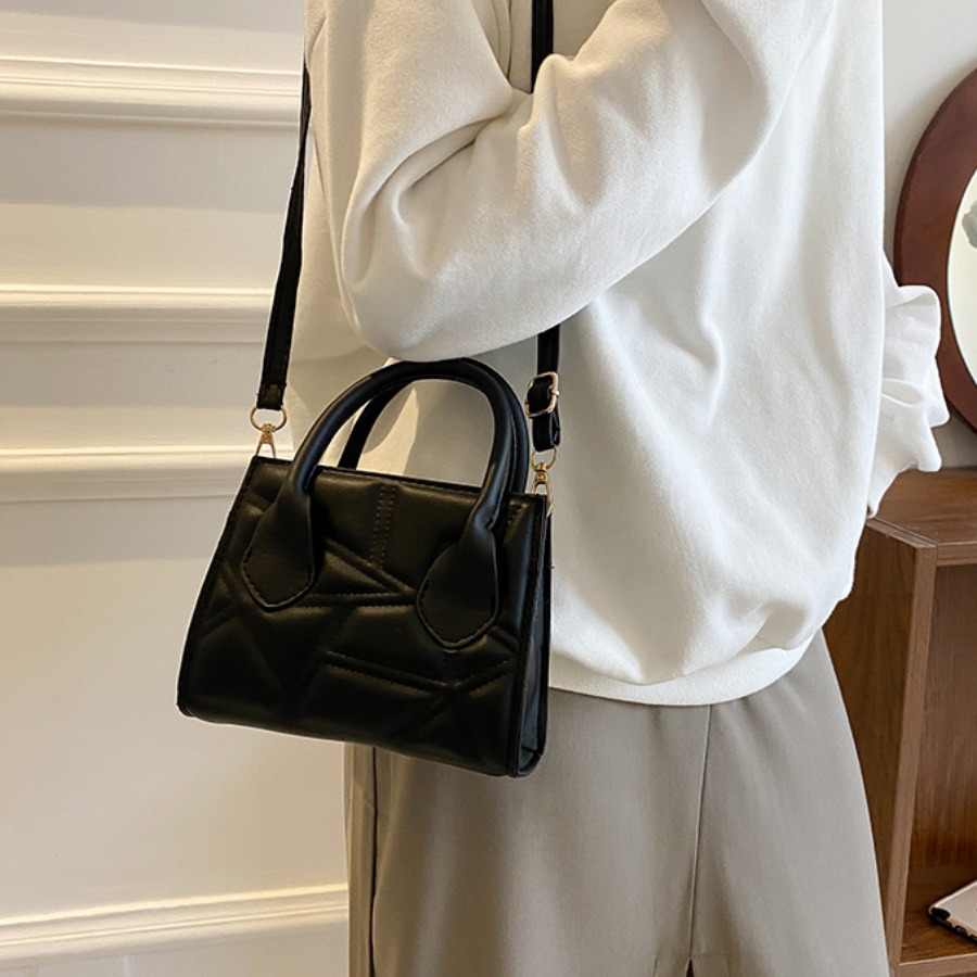 

LW Adjustable Strap Messenger Bag, Black