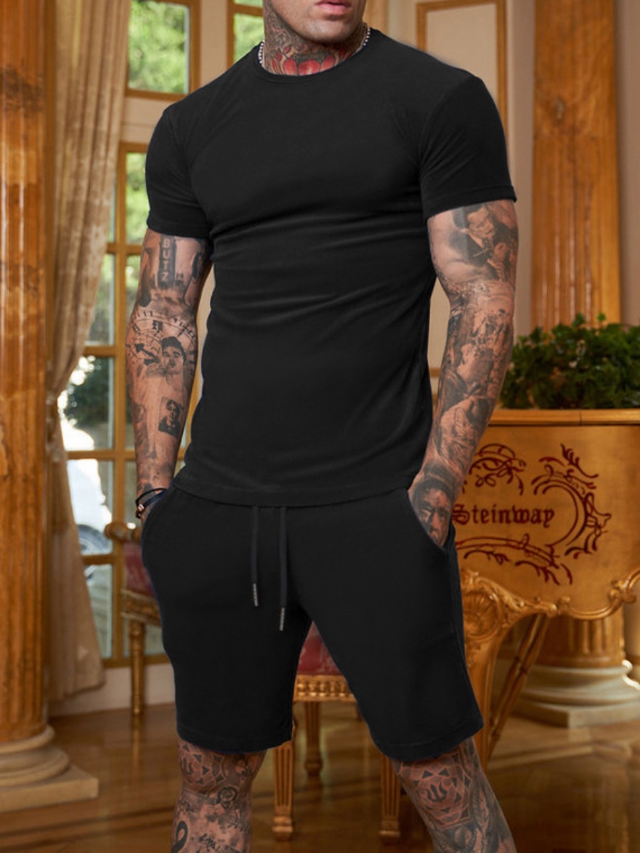 LovelyWholesale BASICS Men Pocket Design Drawstring Shorts Set Summer Short Sleeve Casual Basic Round Neck Spring Summer 2024